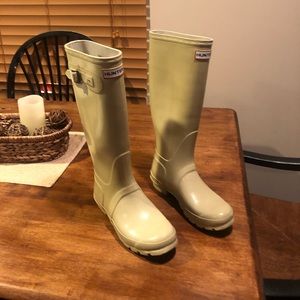Women’s Hunter tall rain boots size 8